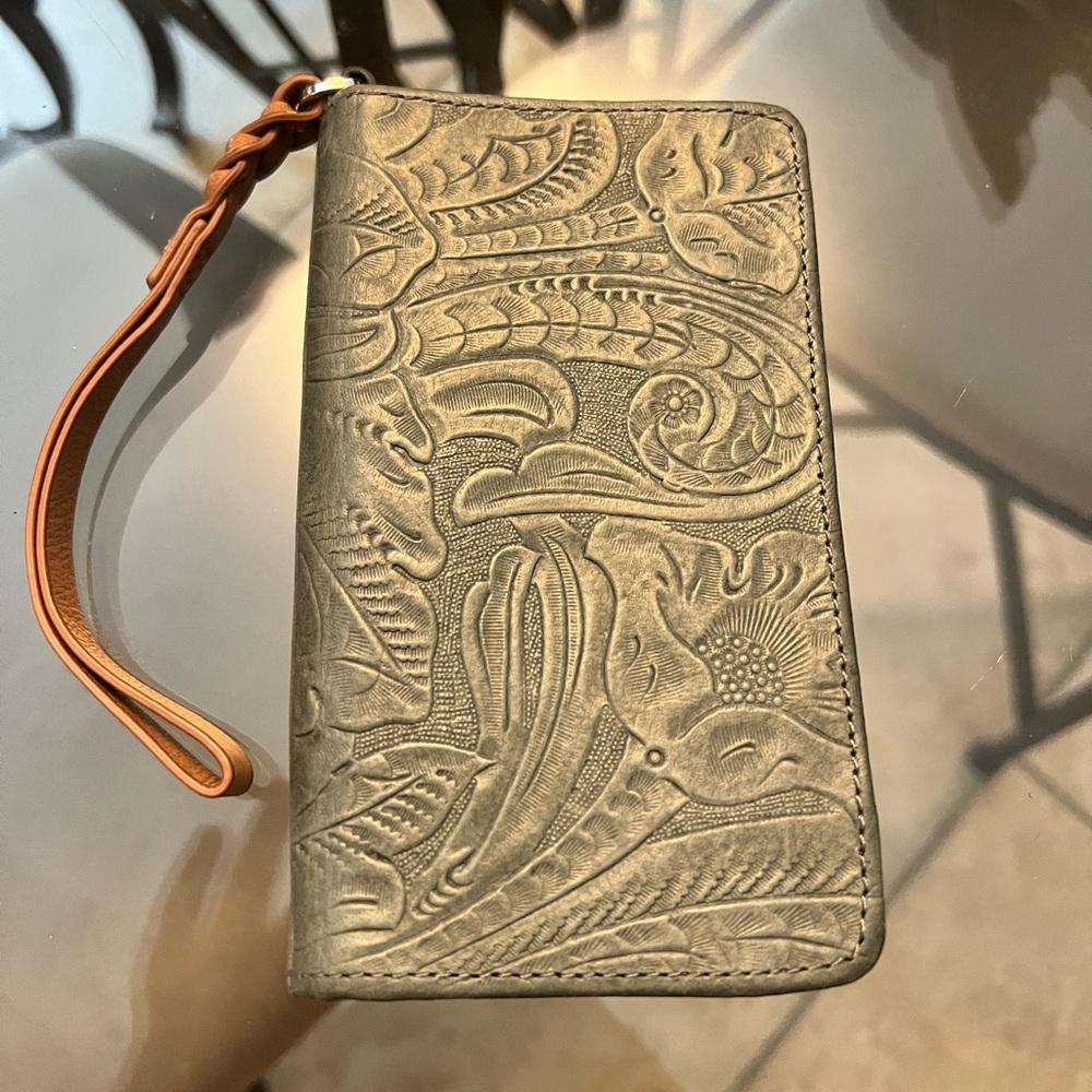 Margot - Leather Wallet! Beautiful leather design and color. Great condition!